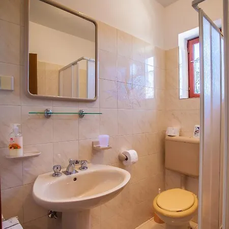 With A Parking Space - 2512 Pensión