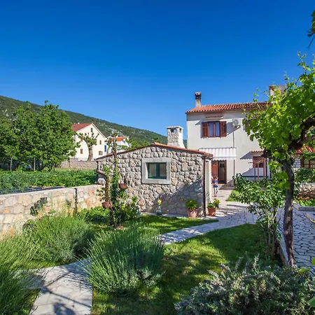 With A Parking Space - 2512 Pensión Cres