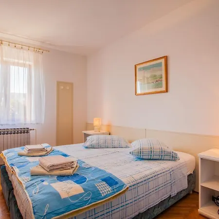 With A Parking Space - 2512 3* 크레스