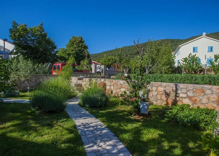 Penzion With A Parking Space - 2512 Cres