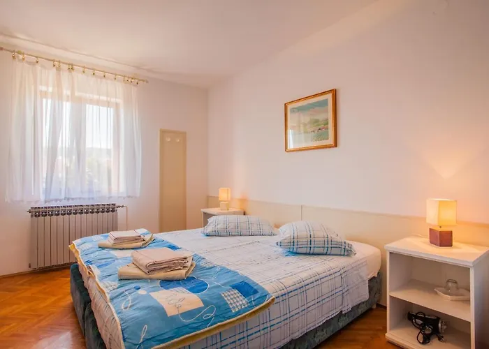 With A Parking Space - 2512 3* 크레스